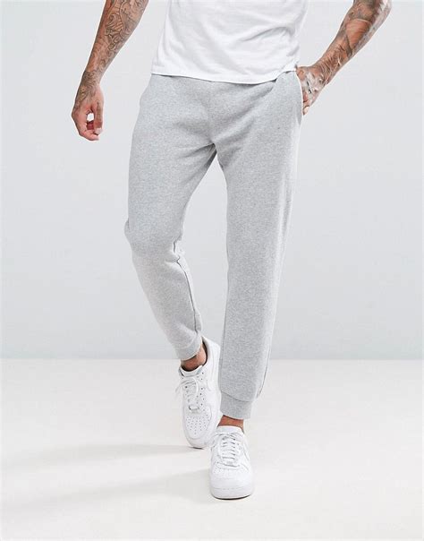 Grau Joggers und Sweatpants .